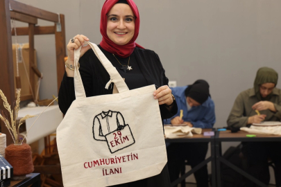 Cumhuriyet’in 102. yılına özel ay yıldızlı çantalar