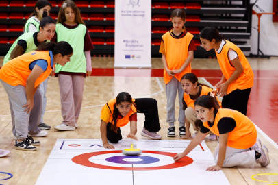 Antalya’da kız çocukları 'Floor Curling' ile tanışıyor
